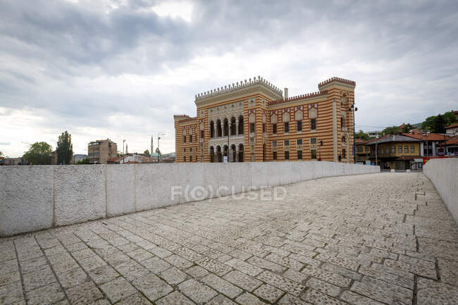 Cobbled stone and City Hall, Sarajevo, Bosnia and Herzegovina — Stock Photo