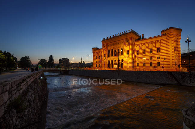View of Miljacka river and City Hall at night, Sarajevo, Bosnia and Herzegovina — Stock Photo