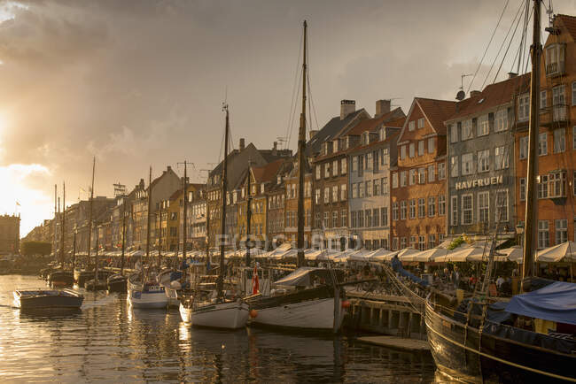 Puesta de sol sobre New Harbor, Copenhague, Zelanda, Dinamarca - foto de stock