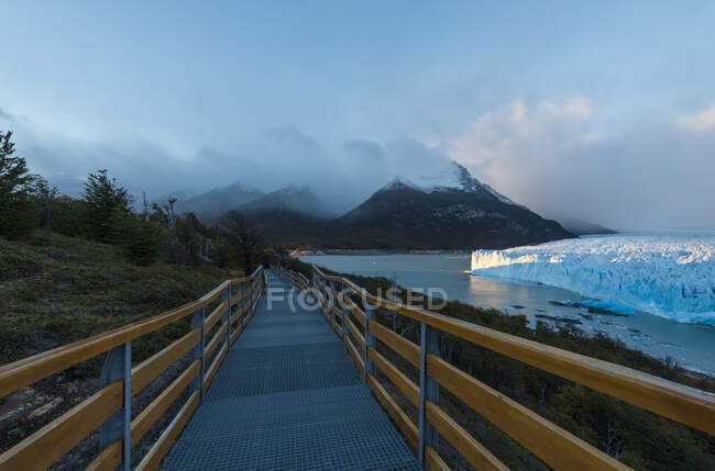 Blick auf den Perito Moreno Gletscher im Morgengrauen, Los Glaciares Nationalpark, Patagonien, Argentinien — Stockfoto