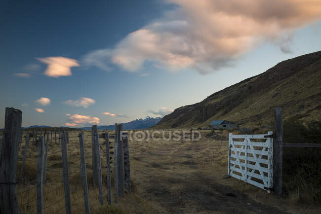 Ranch gate au crépuscule, El Chalten, Parc National de Los Glaciares, Province de Santa Cruz, Argentine — Photo de stock
