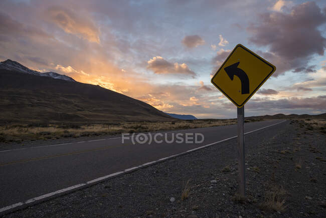 Autopista desde El Chalten al Parque Nacional Los Glaciares al amanecer, Provincia de Santa Cruz, Argentina - foto de stock