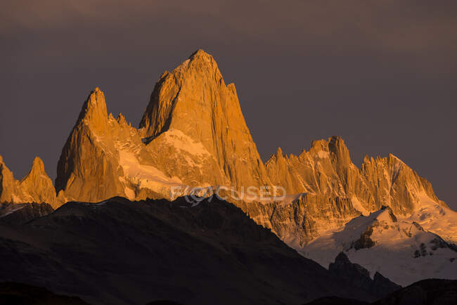 Fitz Roy Gebirgskette bei Sonnenaufgang, El Chalten, Los Glaciares Nationalpark, Provinz Santa Cruz, Argentinien — Stockfoto