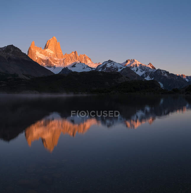 Chaîne de montagnes Fitz Roy et Laguna Capri à l'aube, El Chalten, Parc national Los Glaciares, Province de Santa Cruz, Argentine — Photo de stock