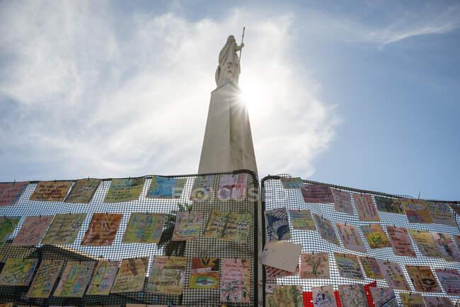 Memorial notes and statue, Plaza de Mayo, Buenos Aires, Argentina — Stock Photo