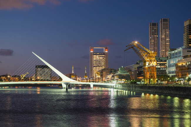 Blick auf die Docks und die Fußgängerbrücke Puente de la Mujer bei Nacht, Puerto Madero, Buenos Aires, Argentinien — Stockfoto