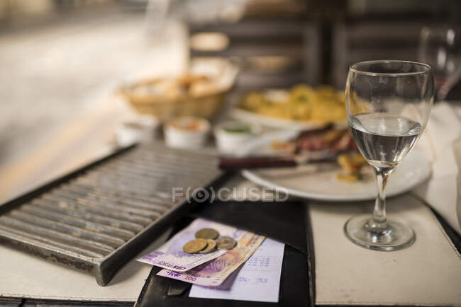 Restaurant bill and payment on table of traditional Parrilla — Stock Photo