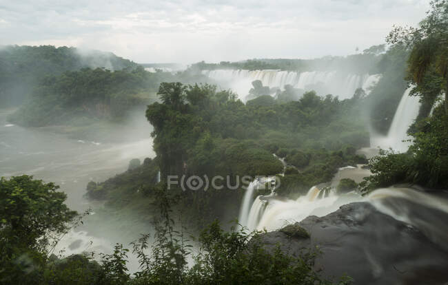 Brume sur les chutes d'Iguazu, parc national d'Iguazu, Argentine — Photo de stock