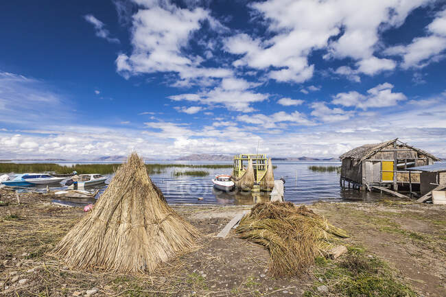 Boote und Pfahlbootshaus auf dem Titicacasee, Bolivien, Südamerika — Stockfoto