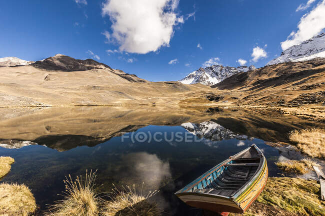 Barco, lago e vista montanha, Pampalarama, Comunidad Achachicala Centro, Província de Murillo, Bolívia — Fotografia de Stock