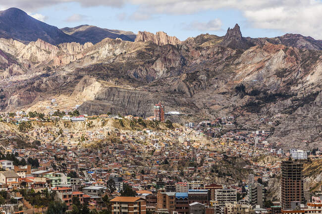 Vista à distância de La Paz e montanhas, Bolívia, América do Sul — Fotografia de Stock