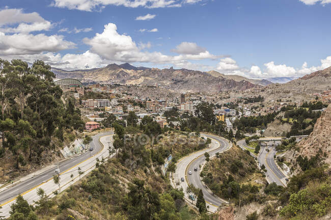 Vista lejana de La Paz y carretera, Bolivia, América del Sur - foto de stock
