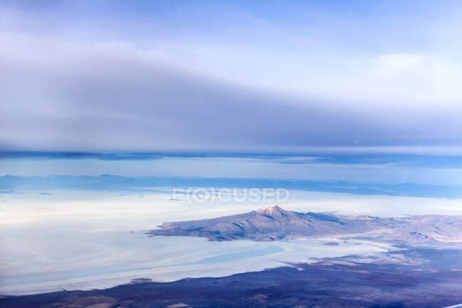 Vista de salinas, Salar de Uyuni, Antiplano Sur, Bolivia, Sudamérica - foto de stock
