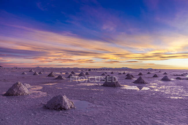 Salt stacks on salt flats at sunset, Salar de Uyuni, Southern Antiplano, Bolivia, South America — Stock Photo