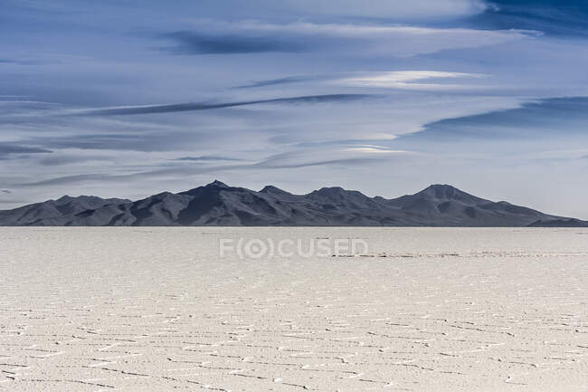 Vista di saline e montagne lontane, Salar de Uyuni, Antiplano meridionale, Bolivia, Sud America — Foto stock