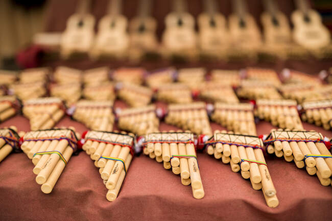 Rows of panpipes on market stall, Pisac, Peru, South America — Stock Photo