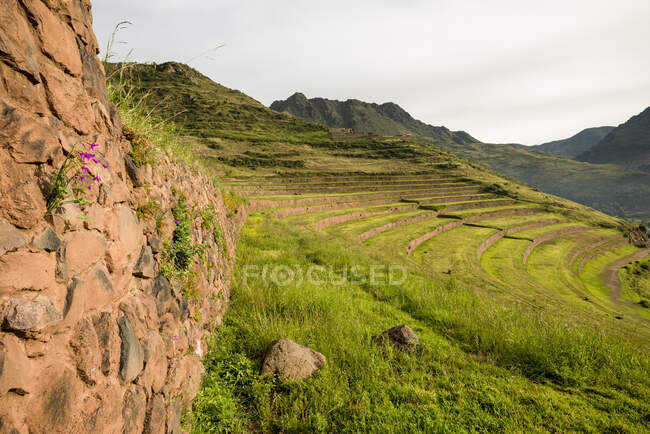 Vista desde la Ciudadela Inca de las ruinas de Pisac - foto de stock