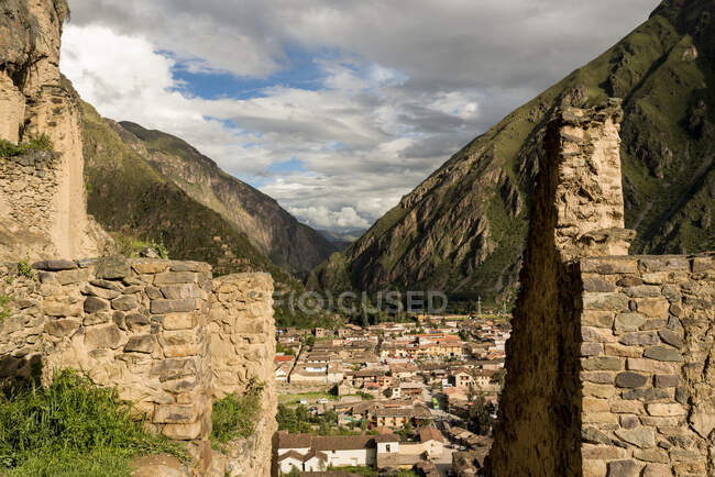 Ruinas y pueblo de Ollantaytambo, Valle Sagrado, Perú, América del Sur - foto de stock