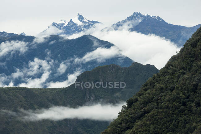Blick auf die Berge südwestlich von Machu Picchu, das Heilige Tal, Peru, Südamerika — Stockfoto