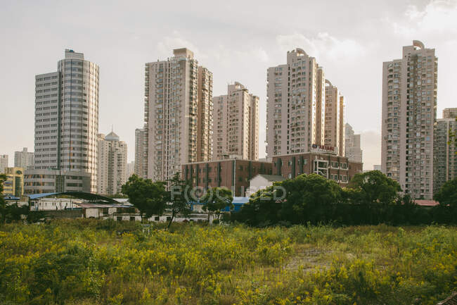 Desperdícios e blocos de apartamentos, Shanghai, Shanghai Municipality, China — Fotografia de Stock