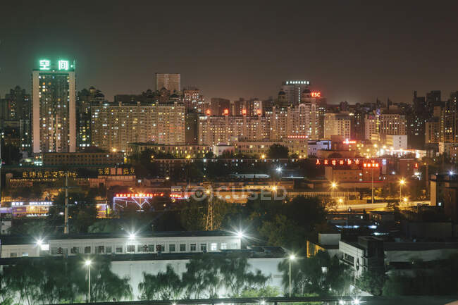Вид на город ночью, Пекин, муниципалитет Пекина, Китай — стоковое фото