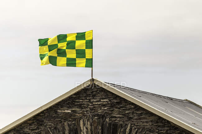 Bandeira do condado de Kerry no telhado, Cahersiveen, County Kerry, Irlanda — Fotografia de Stock