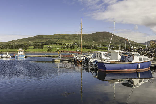 Barcos de pesca, Cahersiveen harbor, County Kerry, Irlanda — Fotografia de Stock