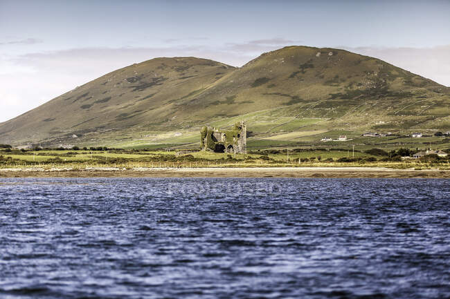 Вид на замок Балликарбери, Кэхерсивин, графство Керри, Ирландия — стоковое фото