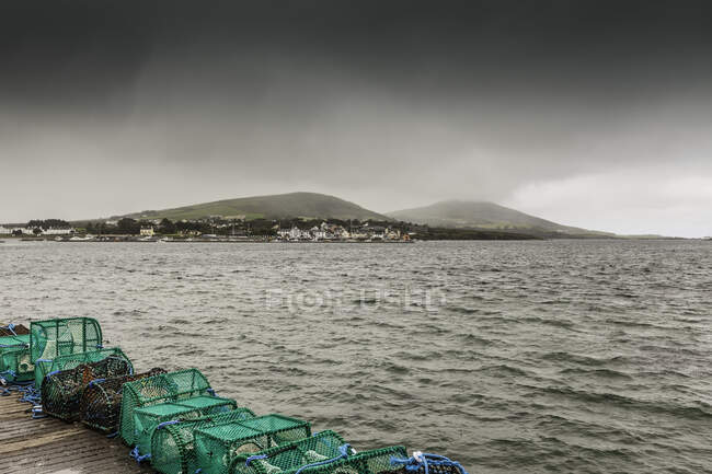 Ollas de langosta en la pared del puerto en Cahersiveen, Condado de Kerry, Irlanda - foto de stock