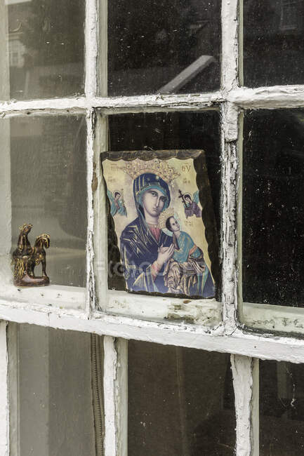 Fechar o ícone religioso na janela da casa, Dingle, County Kerry, Irlanda — Fotografia de Stock