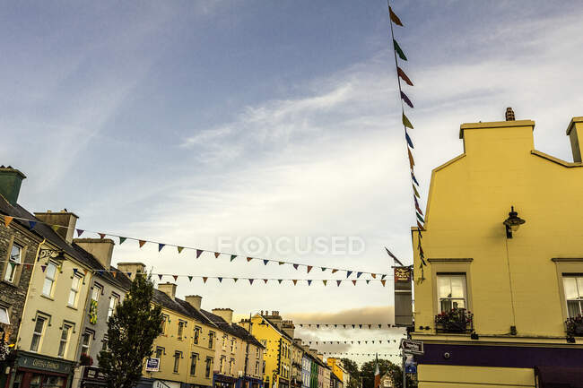 Bunting across street of Kenmare town, County Kerry, Irlanda - foto de stock