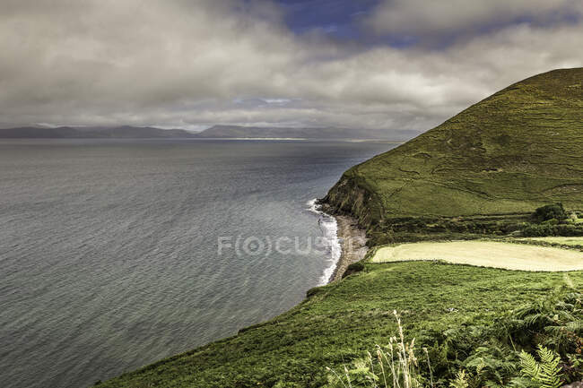 Vista hacia la península de Dingle, Condado de Kerry, Irlanda - foto de stock
