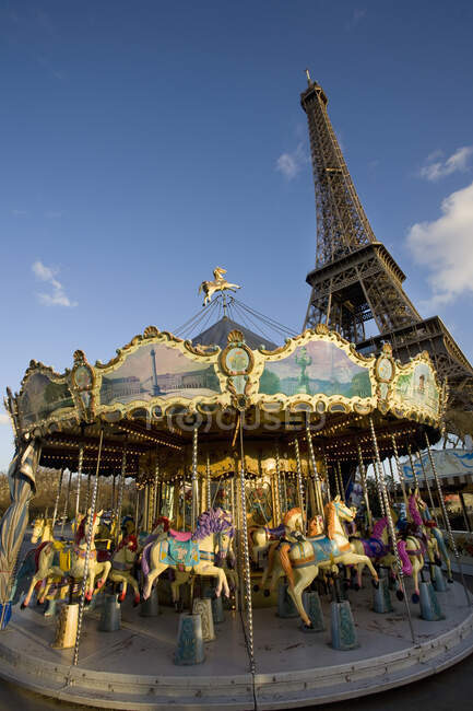 Merry-go-round con la Torre Eiffel detrás, París, Francia - foto de stock