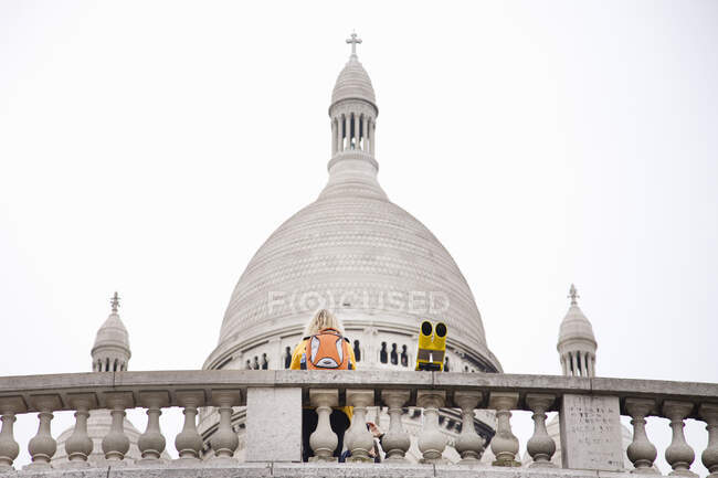 Tourist at Sacre-Coeur Basilica, Montmartre, Paris, France — стокове фото