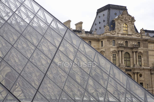 Pyramide, Louvre, Paris, Frankreich — Stockfoto