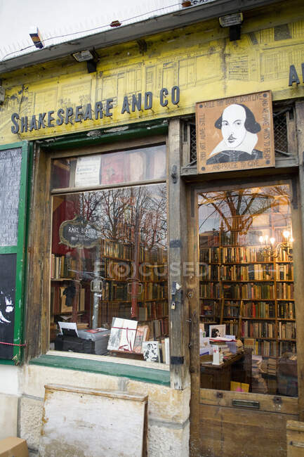 Shakespeare and Co, old antique book shop, Paris, France — Stock Photo