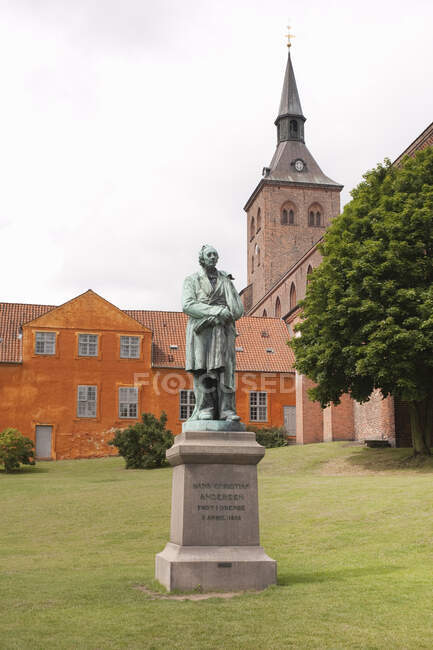 Estatua de Hans Christian Andersen, Parque Andersens, Catedral de Odense, Odense, Dinamarca - foto de stock
