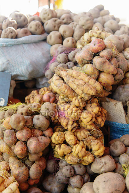 Fresh potatoes on market stall, Arequipa, Peru, South America — Stock Photo