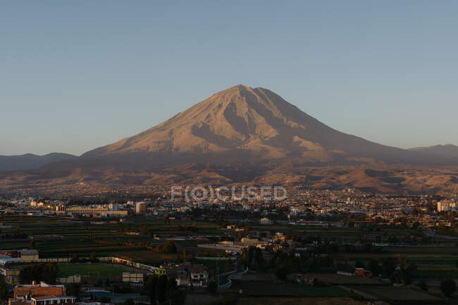 Blick vom Mirador de Sachaca auf den Vulkan El Misti, Peru, Südamerika — Stockfoto