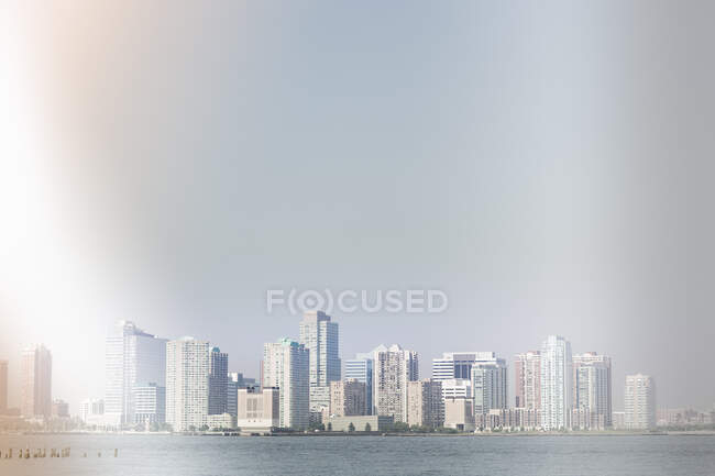Vista filtrada a cores de Hoboken, Nova Jersey de Manhattan Nova York, EUA — Fotografia de Stock