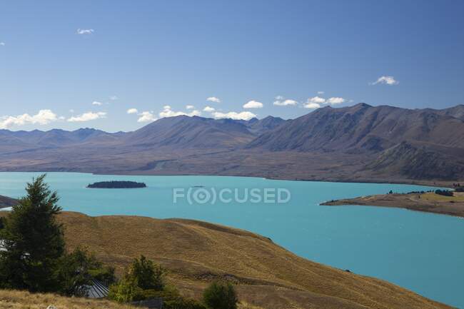Lake Tekapo (colored turquoise by glacial water) — Stock Photo