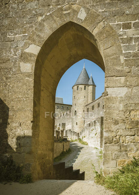 Gateway arch of fort, Carcassonne, Languedoc-Roussillon, Francia — Foto stock