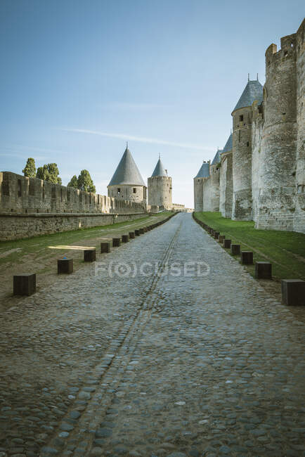 Route pavée à fort, Carcassonne, Languedoc-Roussillon, France — Photo de stock