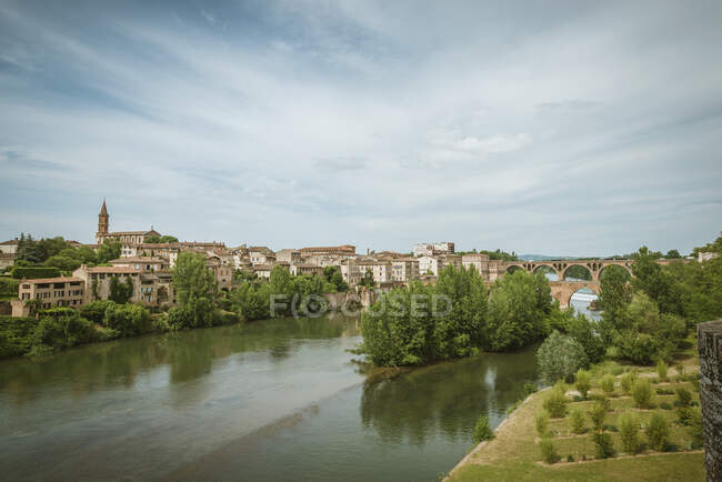 Blick auf Stadt und Fluss, Albi, Midi Pyrenees, Frankreich — Stockfoto