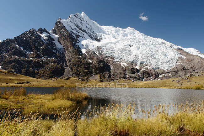 Glaciar y lago, Ausangate, Cordillera Willkanuta, Andes, Perú - foto de stock
