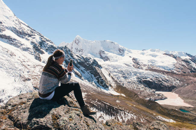 Молодая женщина с рыжими волосами наслаждается в горах — стоковое фото