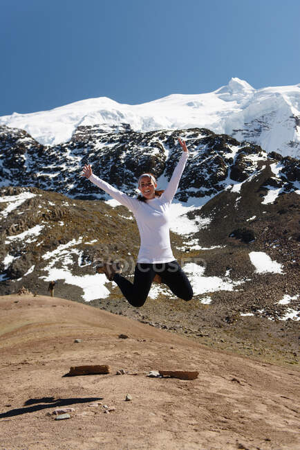 Giovane donna con i capelli rossi godendo in montagna — Foto stock