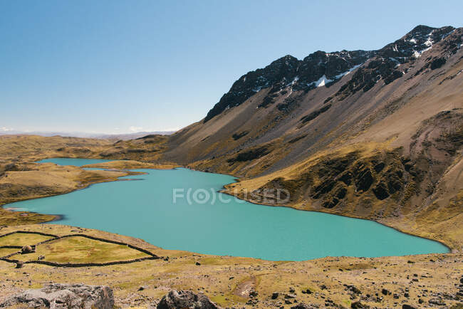 Lago y montañas, Ausangate, Cordillera Willkanuta, Andes, Perú - foto de stock