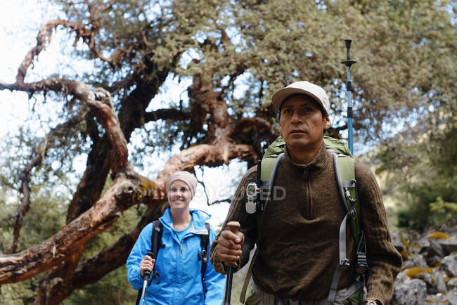 Mujer joven y guía de trekking, Lares, Perú - foto de stock