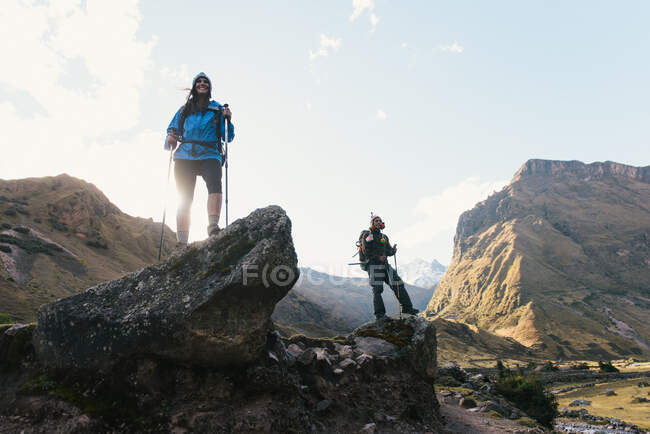 Jovem e guia de trekking em rochas, Lares, Peru — Fotografia de Stock